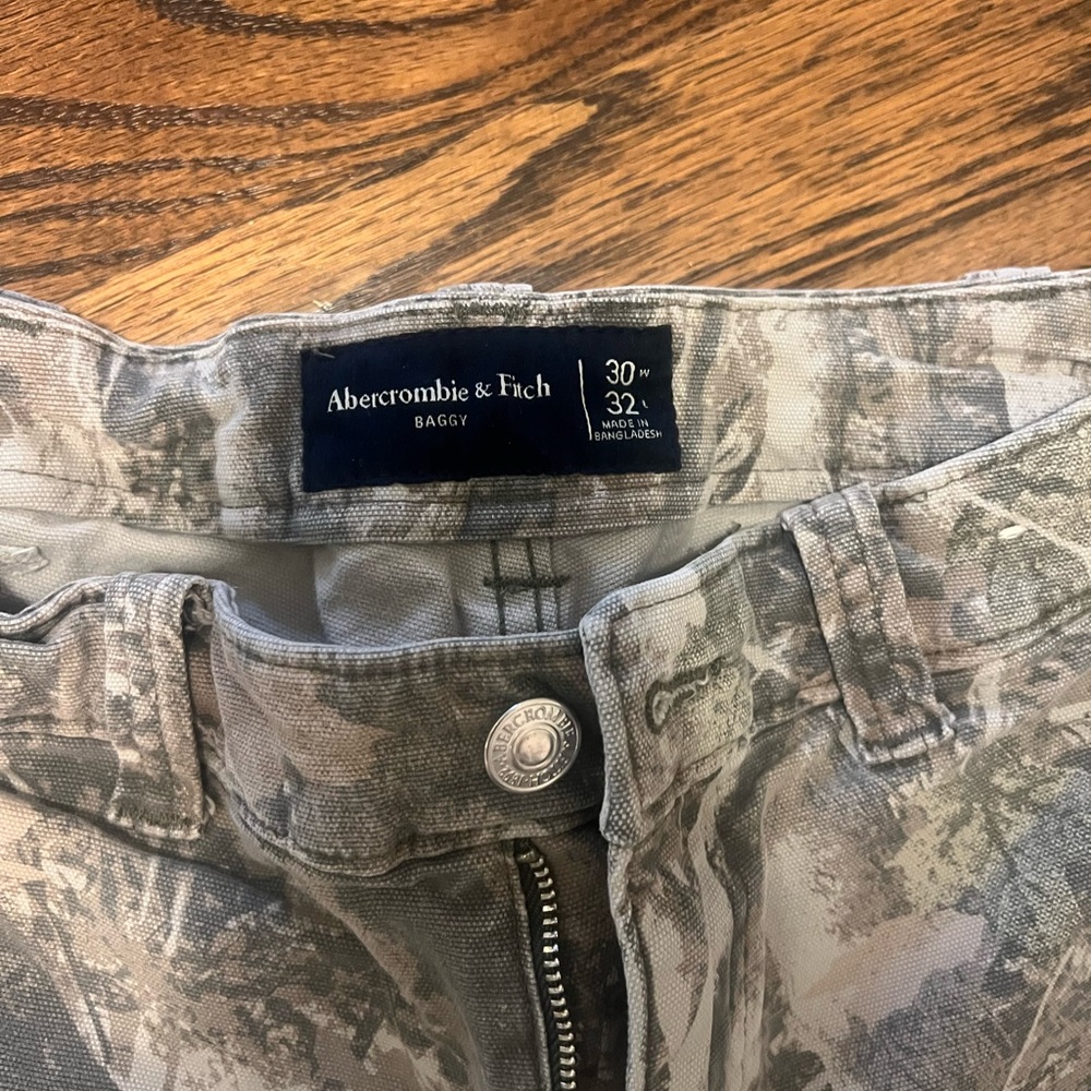 Abercrombie & Fitch Gray and Cream Camo Patterned Pants NWOT
